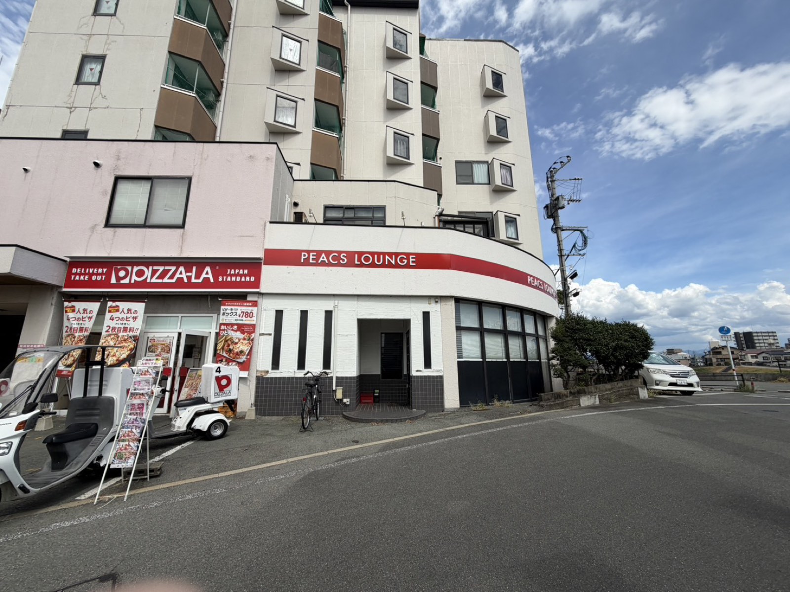 PEACS LOUNGEの外観