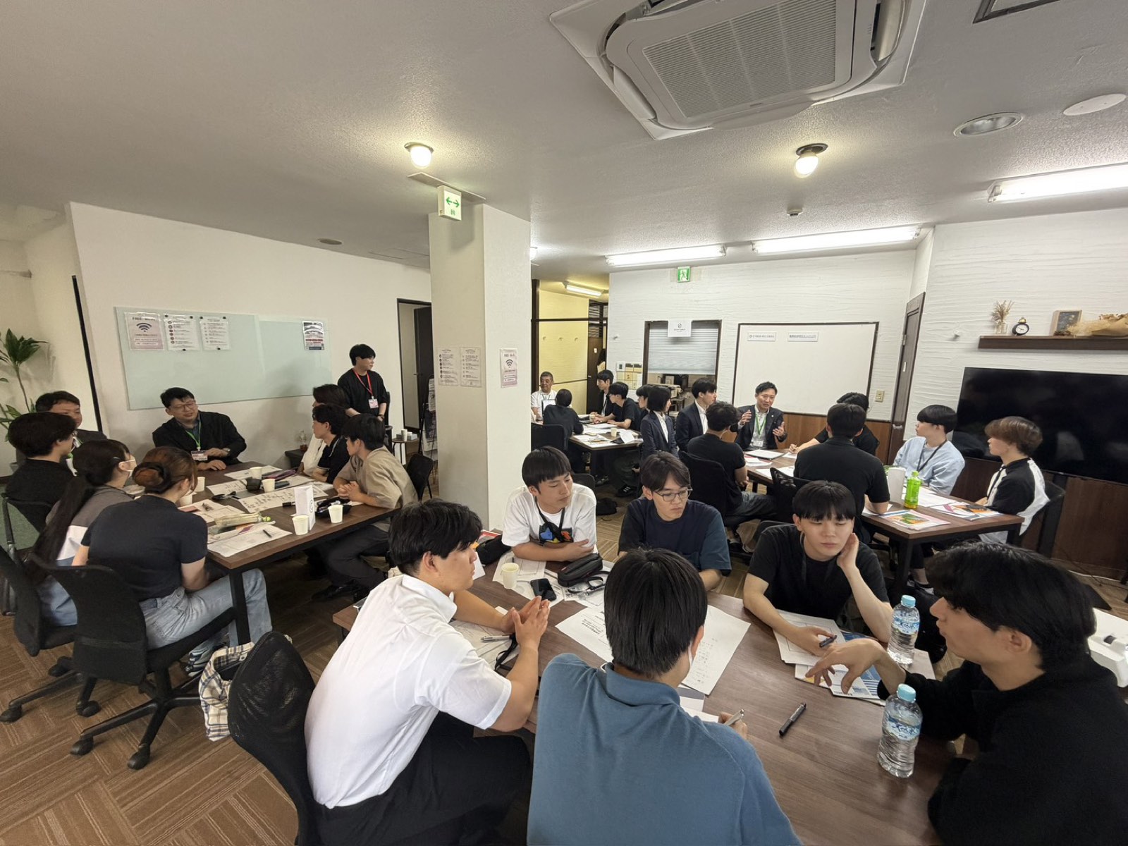 PEACS LOUNGEに集まる多くの学生たち