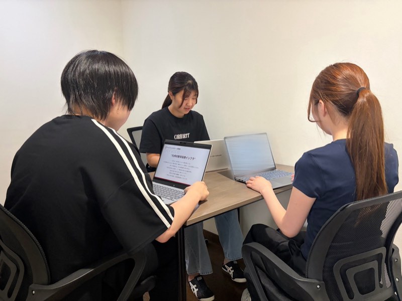 ノートパソコンを使って勉強に取り組む学生たち